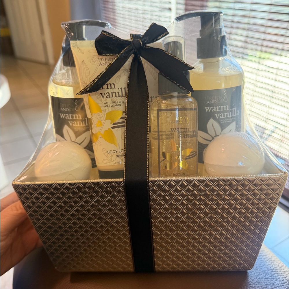 Freida and Joe Warm Vanilla Bath & Body Gift Set - Warm Vanilla NWT